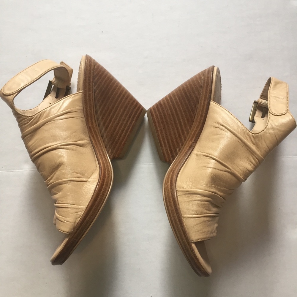 B. Makowsky Cream Ankle Strap Sandals Size 6.5